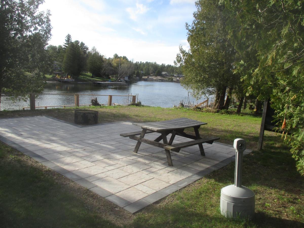 Sauble River Marina And Lodge Resort ซอเบอร์บีช ภายนอก รูปภาพ