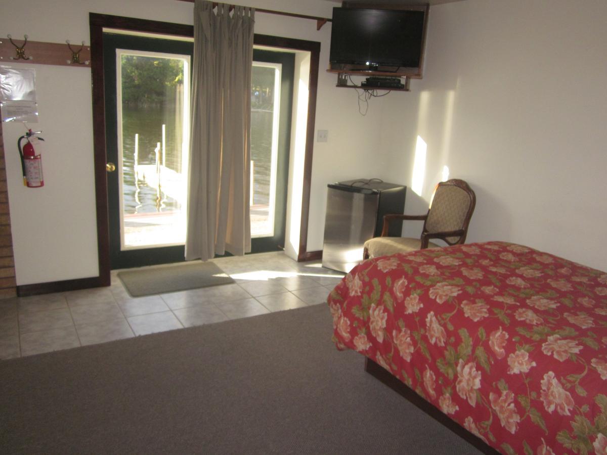 Sauble River Marina And Lodge Resort ซอเบอร์บีช ภายนอก รูปภาพ