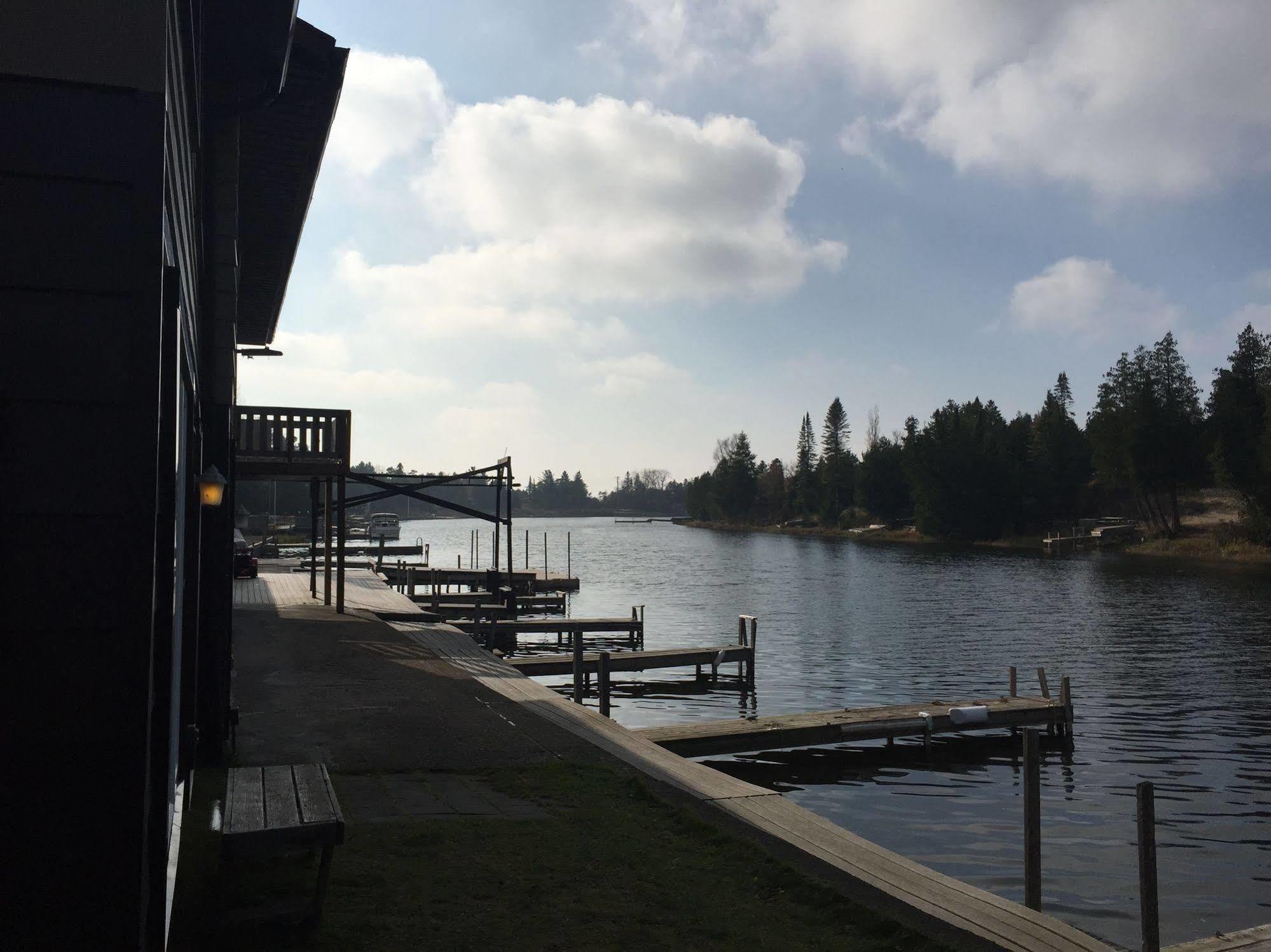 Sauble River Marina And Lodge Resort ซอเบอร์บีช ภายนอก รูปภาพ