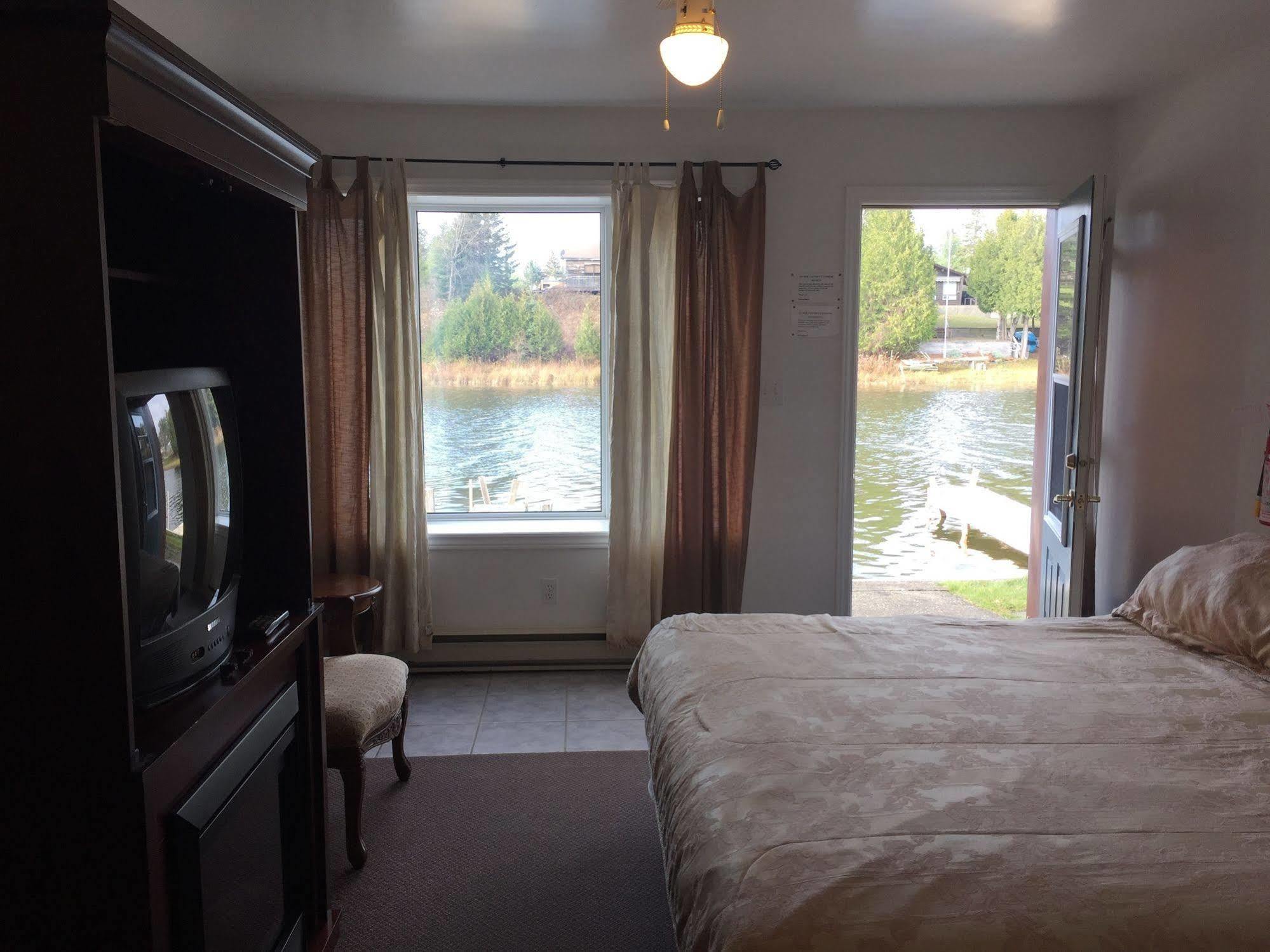 Sauble River Marina And Lodge Resort ซอเบอร์บีช ภายนอก รูปภาพ